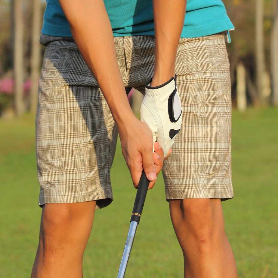 hold a golf club