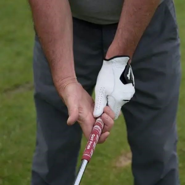 how to grip a golf club