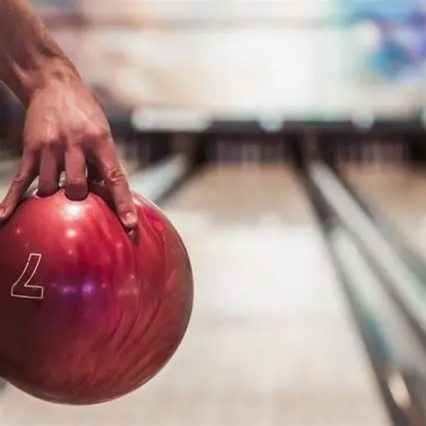 how to throw bowling ball