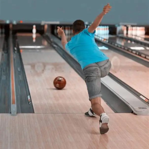 how to throw bowling ball