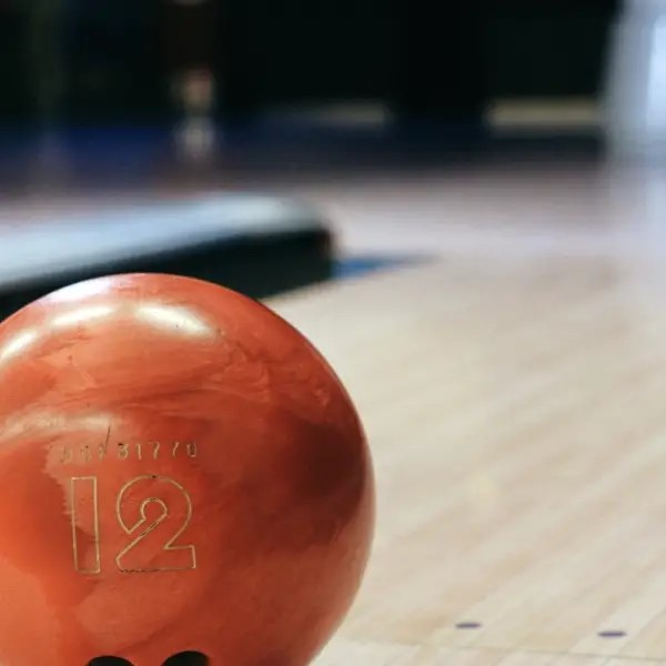 how to curve bowling ball