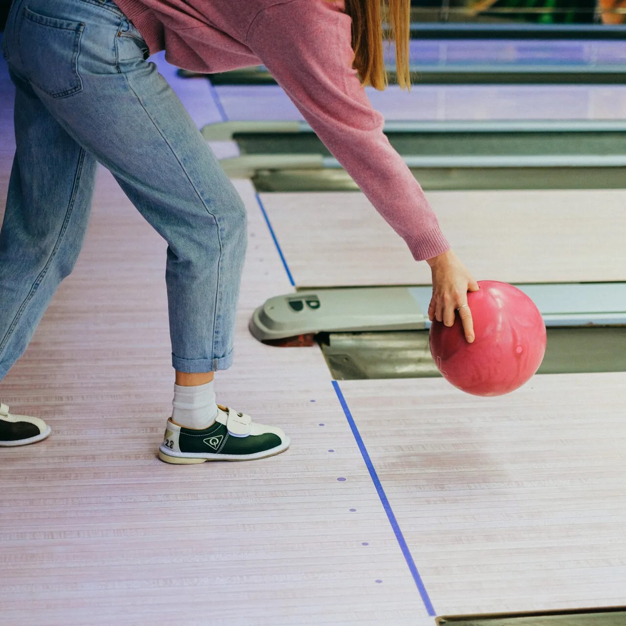 how to curve bowling ball