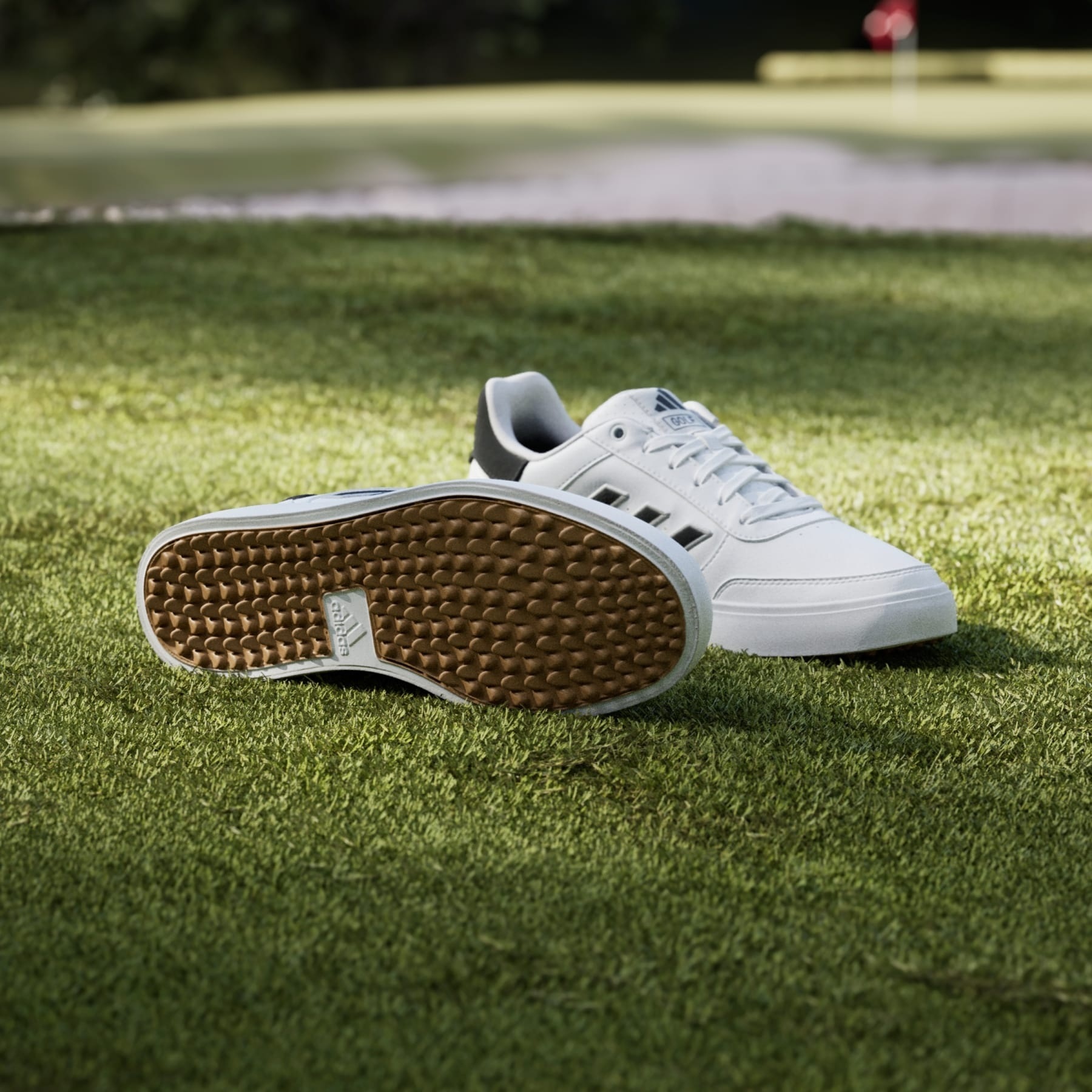 spikeless golf shoes